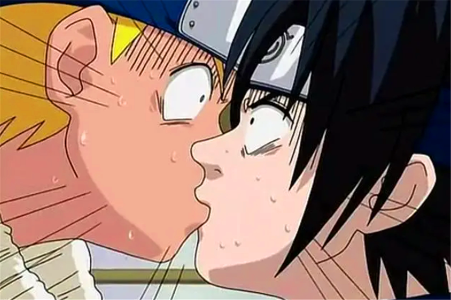 漩涡鸣人和宇智波佐助的接吻源于佐助前排那位少年的胳膊肘,但是真正