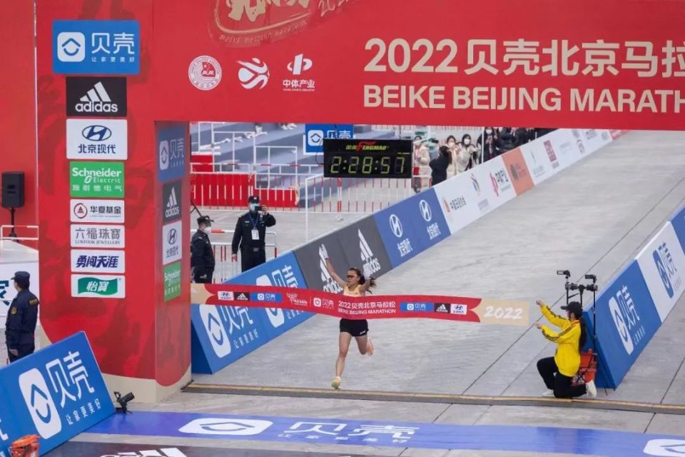 恭喜夏雨雨大运会女子万米夺金，最后1圈展开高燃冲刺！她的成功并非一蹴而就_腾讯新闻