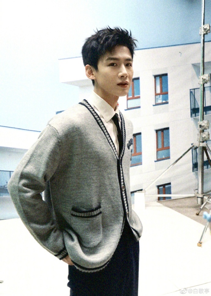 白敬亭晒学院风写真身穿白衬衣青春阳光