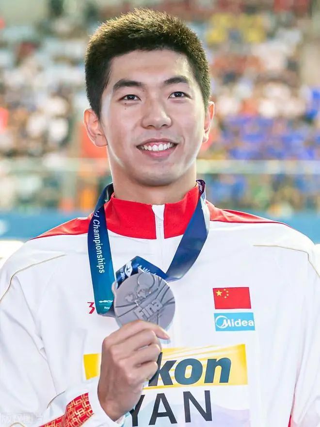 泳坛 | 闫子贝基本无缘巴黎奥运会,目送队友集训,带着他的梦前进