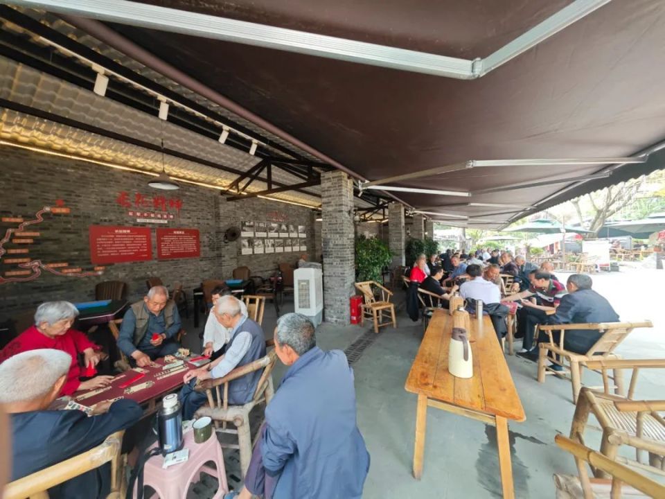 的魅力近年来老班长注意到街头巷尾的店铺和摊位兴起一股"老兵风"这些