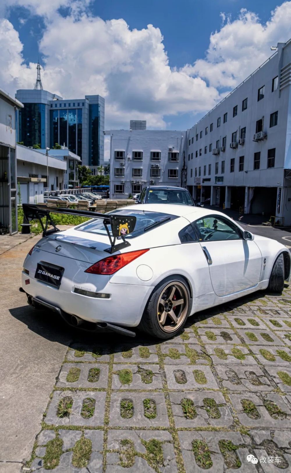 竞技走街范的日产350z大尾翼的加持让美臀更性感