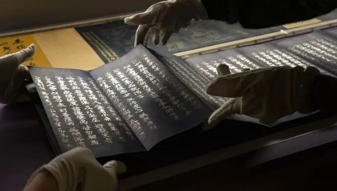 纸张为主,装帧方式十分丰富,有卷子装,经折装,蝴蝶装,包背装等装帧形