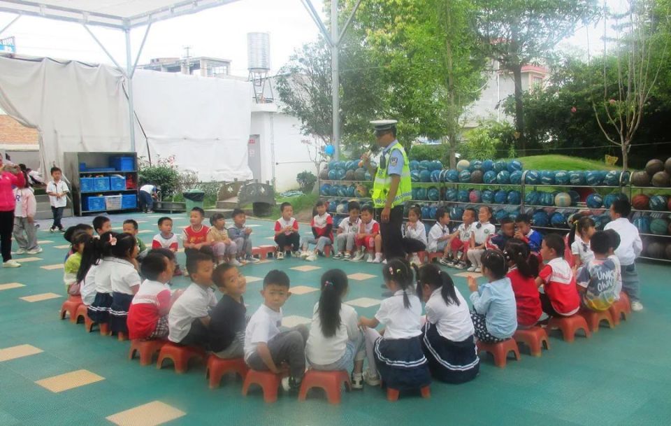鹤庆二中,松桂镇中心小学,鹤庆三中,鹤庆一中和云鹤镇中心小学,为2500