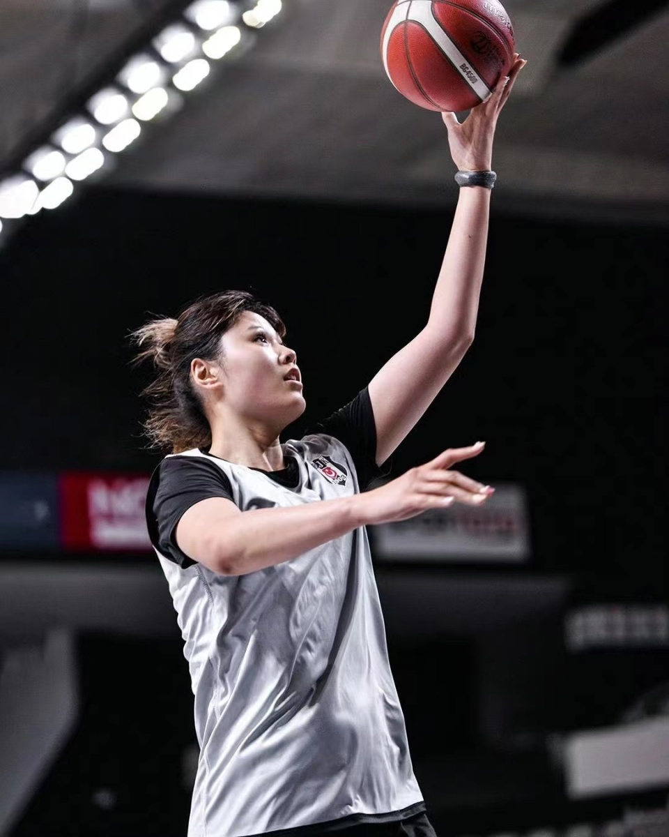 2米的中国女篮中锋在欧冠绽放自我-腾讯新闻