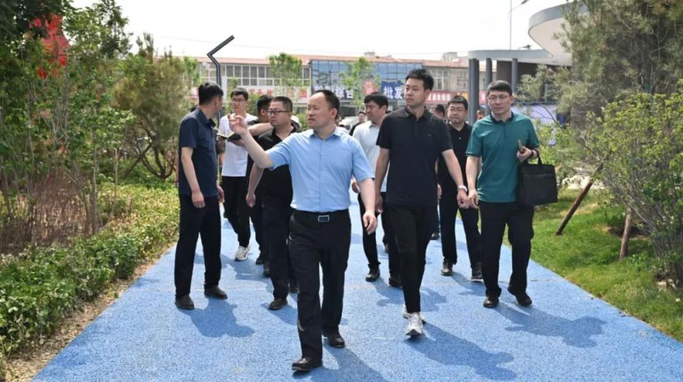 随后,王兴一行又来到浮山县体育公园,详细了解了公园开放后市民游园