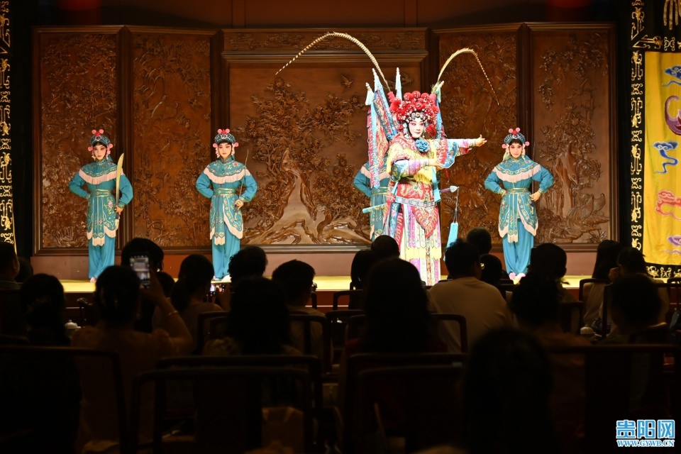 避暑之都点亮避暑经济 | 贵阳方舟戏台重开 “点亮”区域夜经济_腾讯新闻