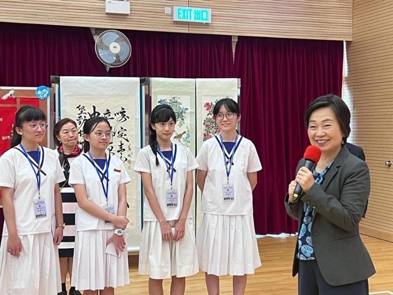 据蔡若莲介绍,新界乡议局元朗区中学中五年级学生今年4月参加首发团