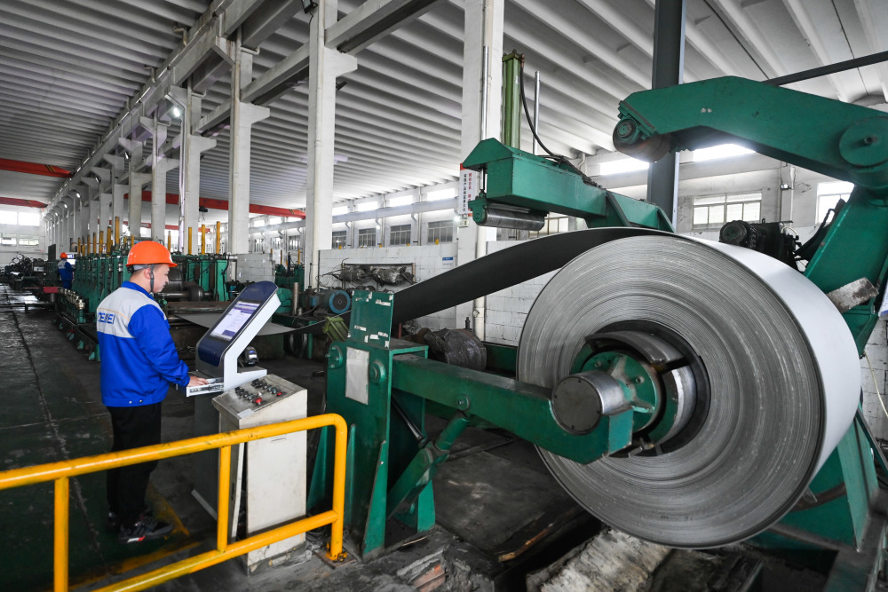 连续机组焊管车间内,产线技术员在操作mes(生产管理系统)(3月23日摄)