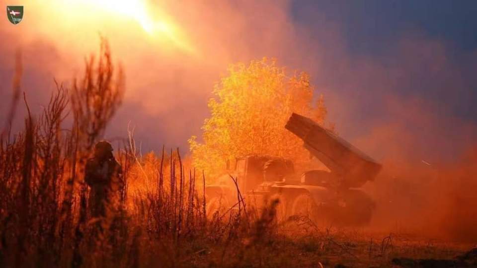 俄军越打越凶,温压弹爆炸3千度高温灼烧:乌军北部边境防线危急