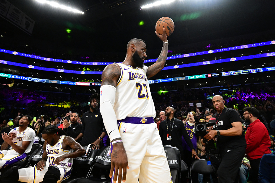 nba迎来首位4万分先生,美媒:空前绝后