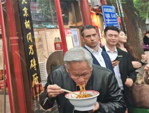 黄仁勋：中国行乱成一锅粥 吃过的餐馆都拿我代言