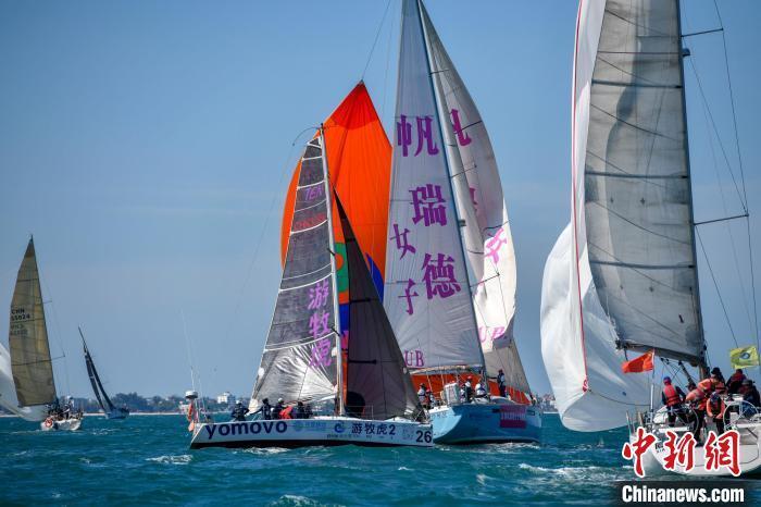 第十二届环海南岛国际大帆船赛在三亚开赛