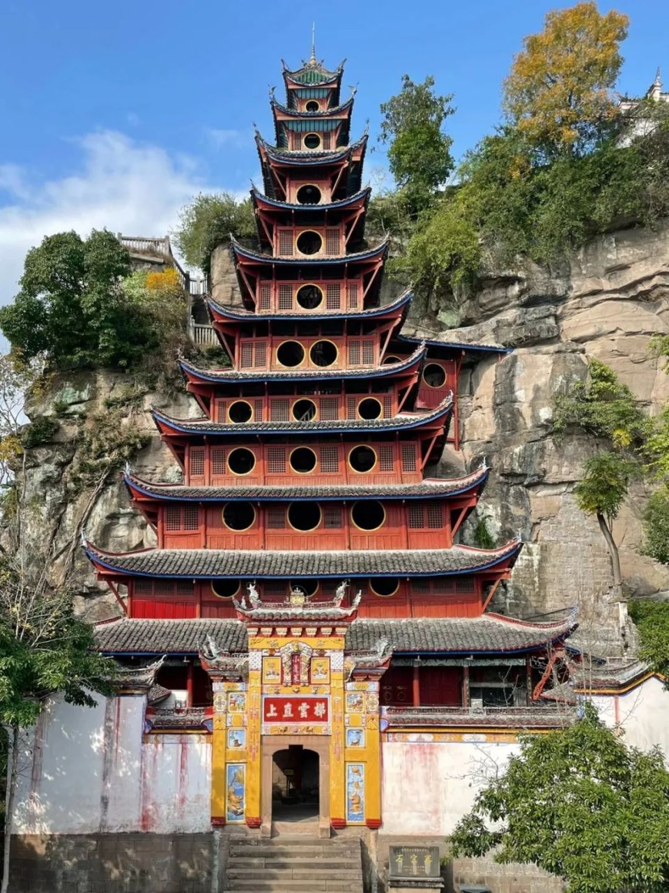 从江上远望,一座红色木头楼阁紧紧挂在如天外飞石的玉印山上,层层飞檐