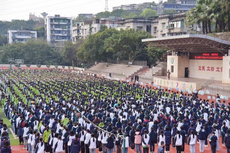 重庆市铁路中学全校学生迎来了一场特殊的升旗仪式:在学校开展的网络