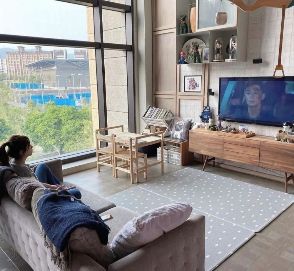 ella家的客厅不算很大,去掉茶几,铺上两个爬行垫,不管是大人,还是孩子