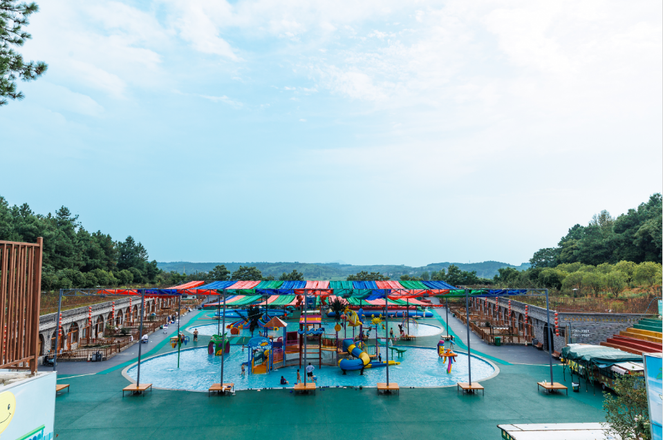 时间:6月15日-9月15日地点:红杨山汽车体育公园活动内容:水上乐园增加