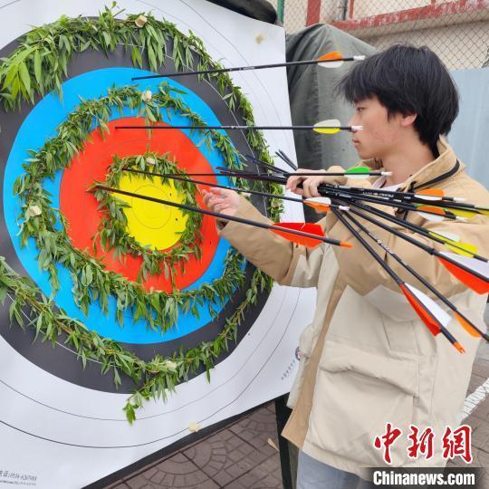 百廿学府山西大学学子清明射柳弘扬中华传统射艺文化