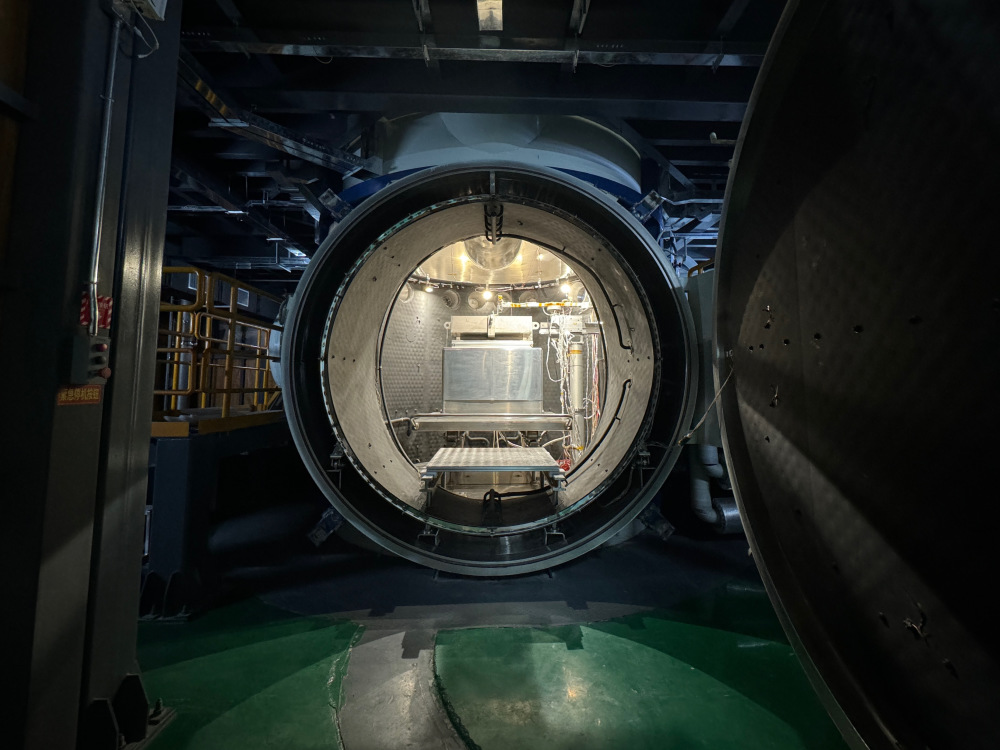 "如果将宇航服材料放入月尘舱开展模拟实验,就可以了解月尘和其他