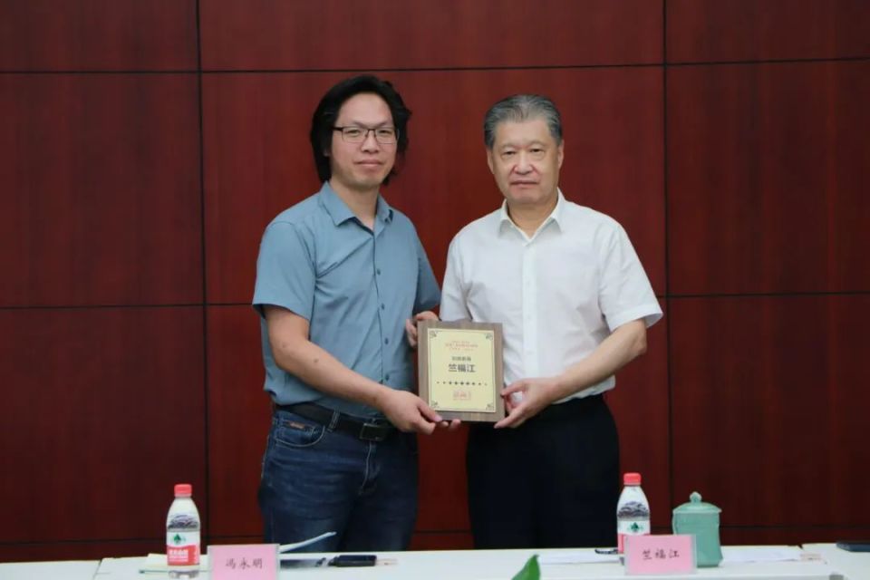 对话“百年”民生掌舵人竺福江——永不抱怨、永不放弃、永不等待_腾讯新闻