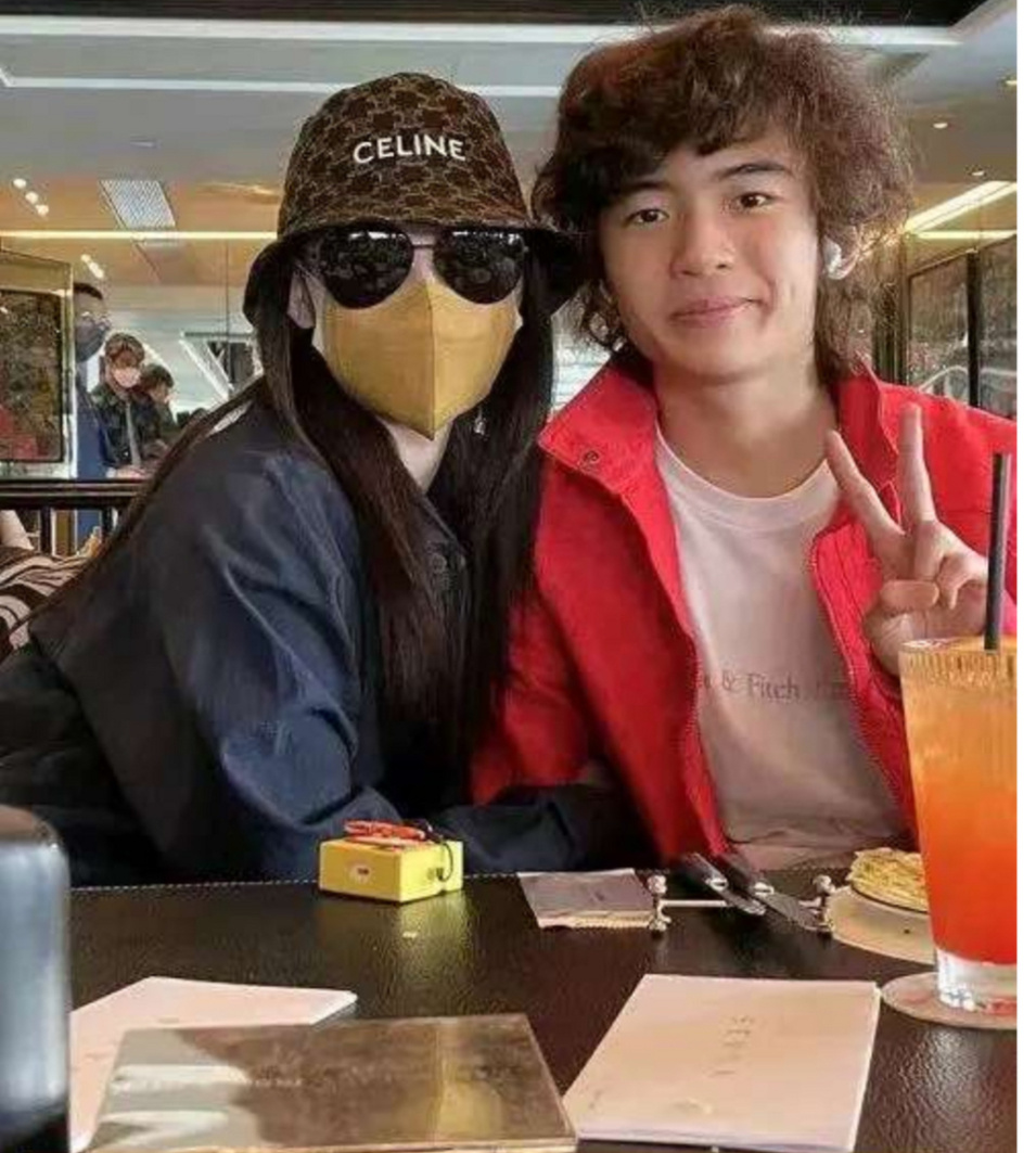 04从曝光的照片看,谢振轩个子长高了不少,身高已经快要超过父亲.