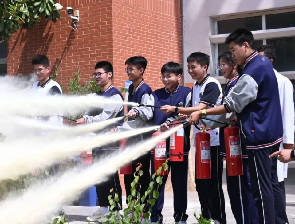 处置能力,5月23日上午,平度市第九中学组织开展了灭火器使用培训活动