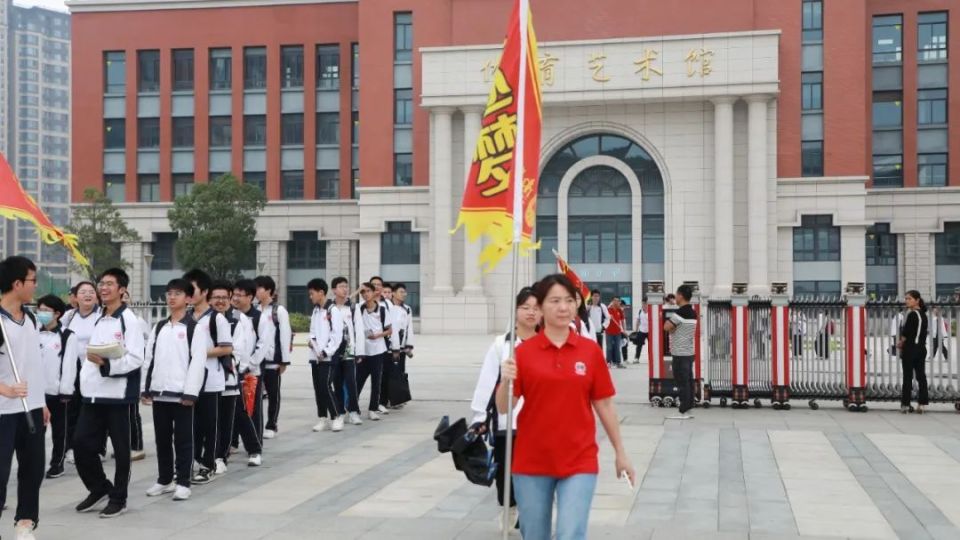 胜利与祝福的红色polo领教师们统一身着南星中学的传统送考仪式再次