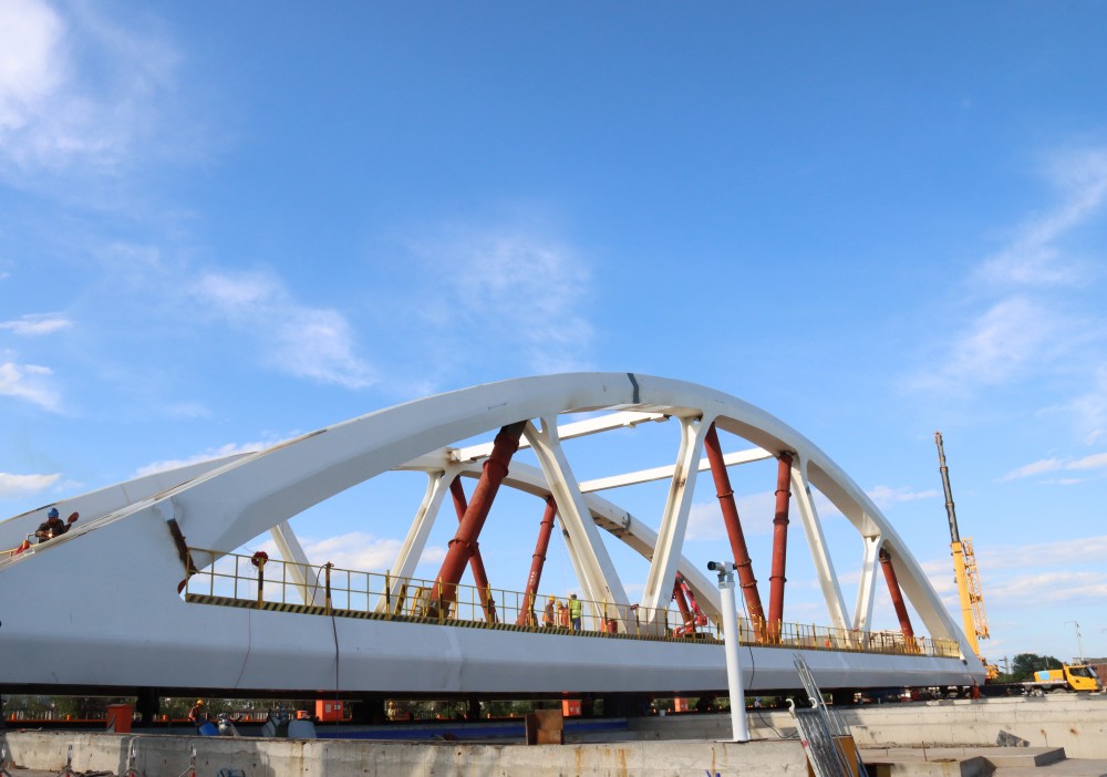 京唐城际铁路跨通济路拱桥顶推完成