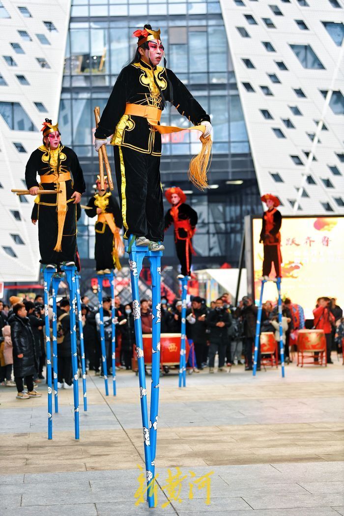 高跷民俗表演闹小年 