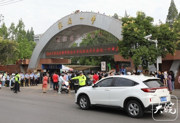 淮南交警指挥送考车辆有序停靠路边