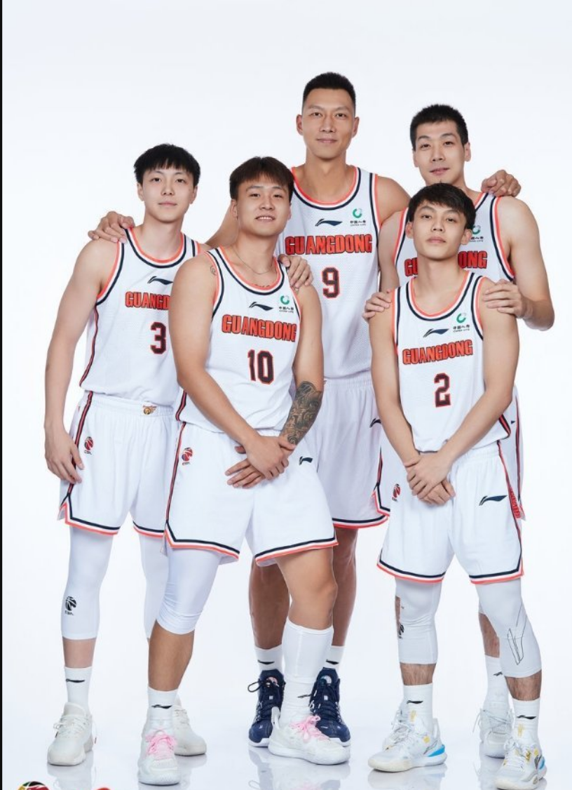 赵睿球迷嘲讽徐杰他走了你开心到睡不着徐杰怒怼你跟我一起睡了