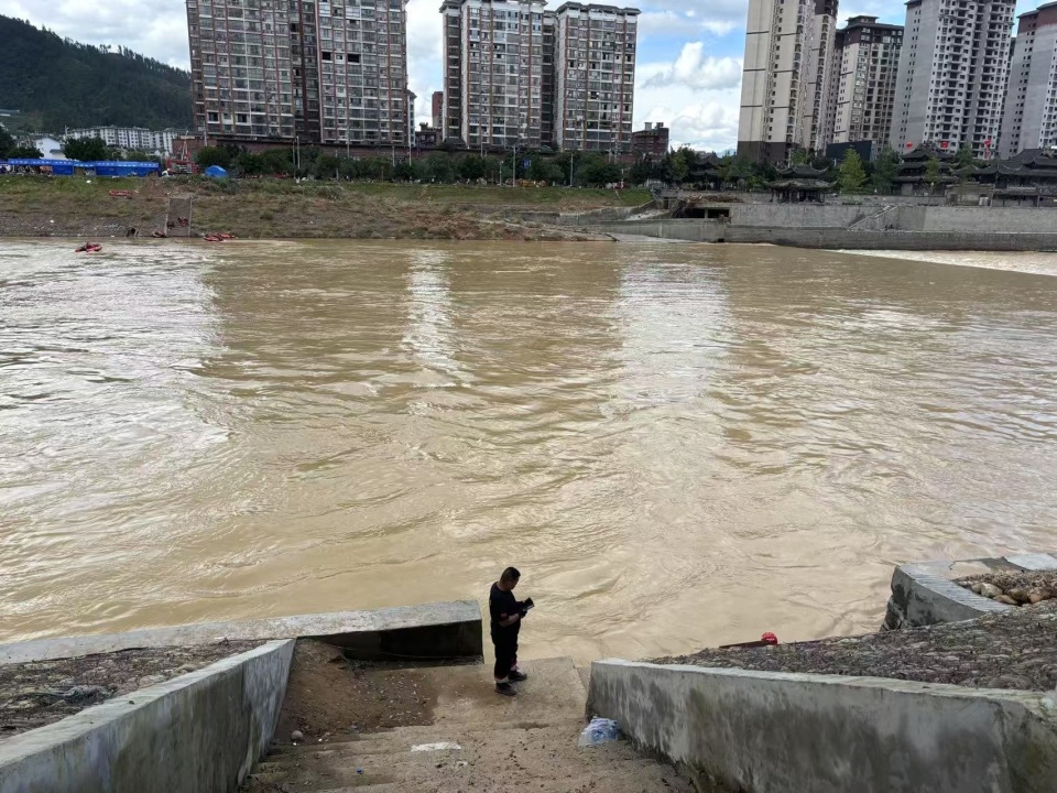 汛后杨家湾村:房屋被冲毁,淤泥及膝高,人力清淤5天复通主干道