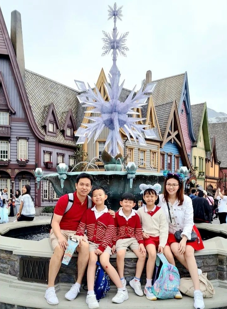 羽球大满贯晒一家五口出游照,妻美子萌无愧人生赢家_腾讯新闻