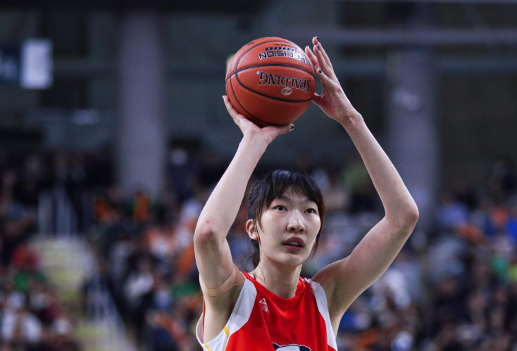 本场双方迎来总决赛g2战,内蒙古女篮用张绮芳顶替孙梦然首发,四川女篮