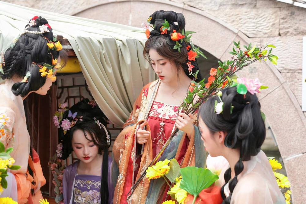 花朝节汉服秀,"十二花神"泛舟洋湖水街_腾讯新闻