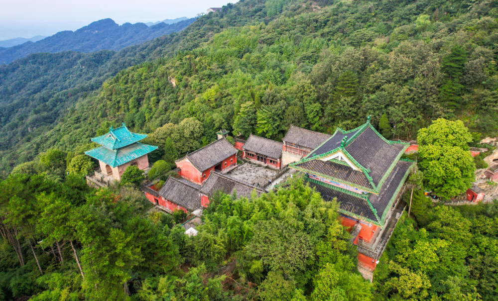 武当山南岩,张三丰在此炼丹,吕洞宾在此修道,陈抟写下卧佛睡寿,可为