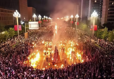 火把节延续了彝族先民用火把驱赶害虫,祈求丰收的民间习俗,已传承上