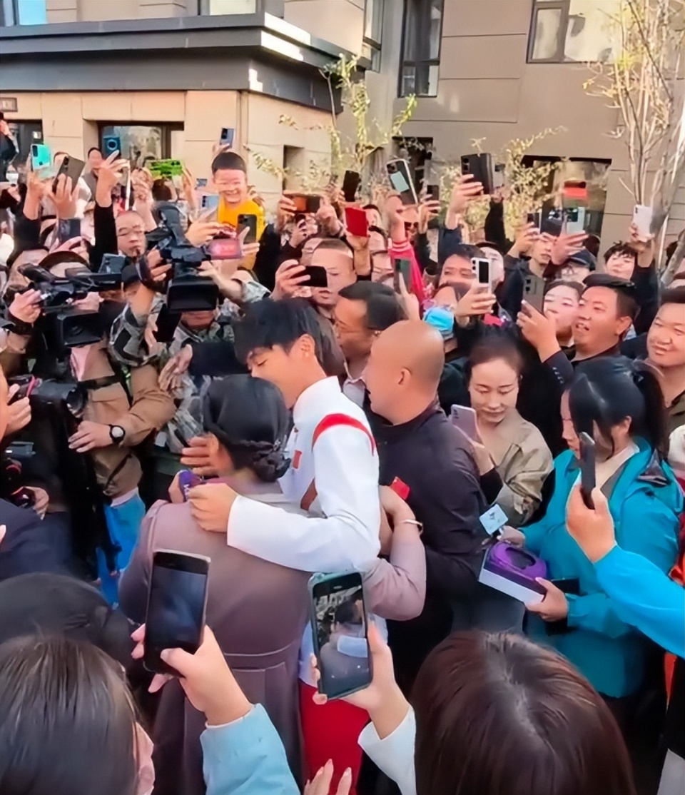21岁陈佳鹏衣锦还乡,亲手为妈妈戴金牌,村民夹道欢迎鞭炮齐鸣_腾讯