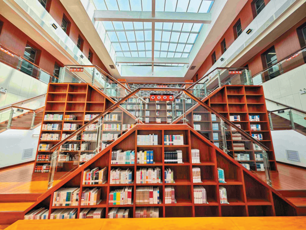 图书馆盛放的不只是诗和远方,在与周围的建筑不断丰富城市功能的同时