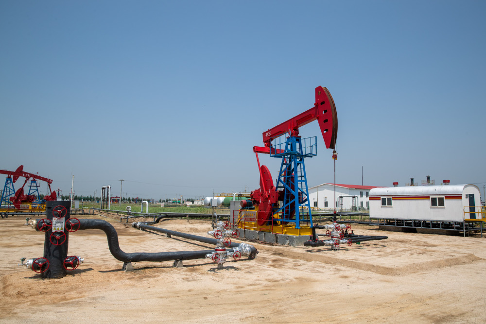 6月18日,采油工在位于盘锦市的辽河油田欢喜岭采油厂采油作业三区工作