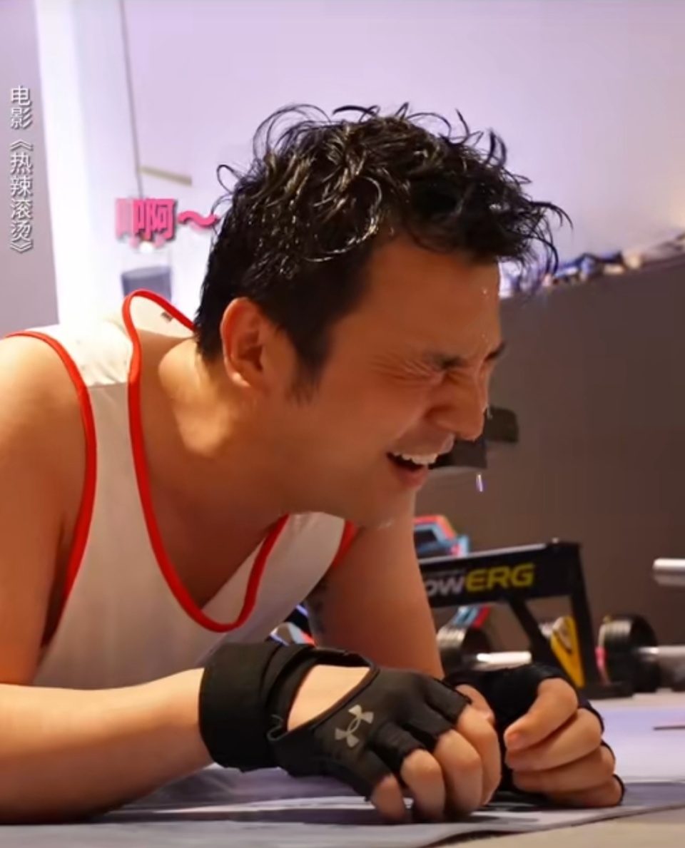 雷佳音向贾玲汇报身材两个月练出胸肌腹肌全身没有不疼的
