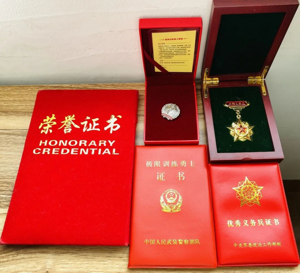 极限训练勇士勋章2019年陈翼桁(右一)自己躺在一大滩牛粪上早上醒来才