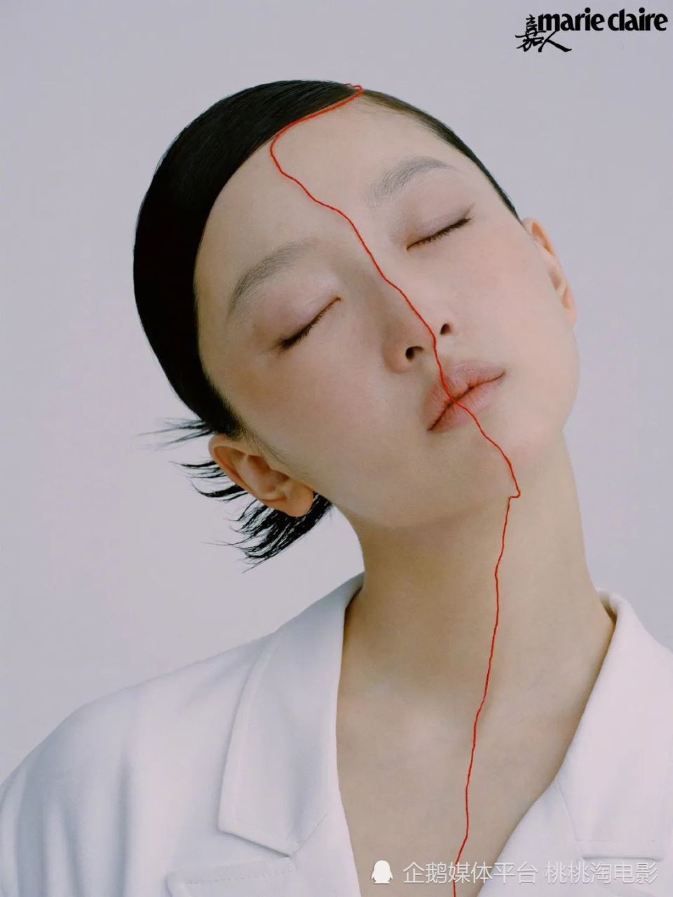 影后周冬雨《嘉人》4月刊大片,无眉妆容珠宝映衬白皙肤色_腾讯新闻