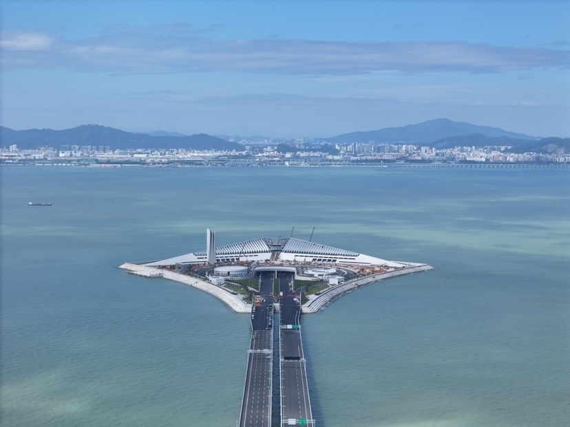 约31公里,是环珠江口100公里"黄金内湾"a字形交通网络骨架的关键一横