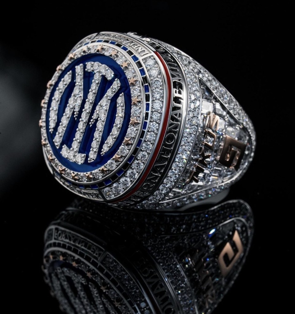 意义非凡,国米定制意甲20冠冠军戒指赠与全队