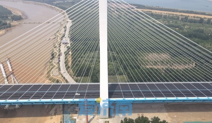 g104京岚线济南黄河公路大桥桥面沥青摊铺全面启动
