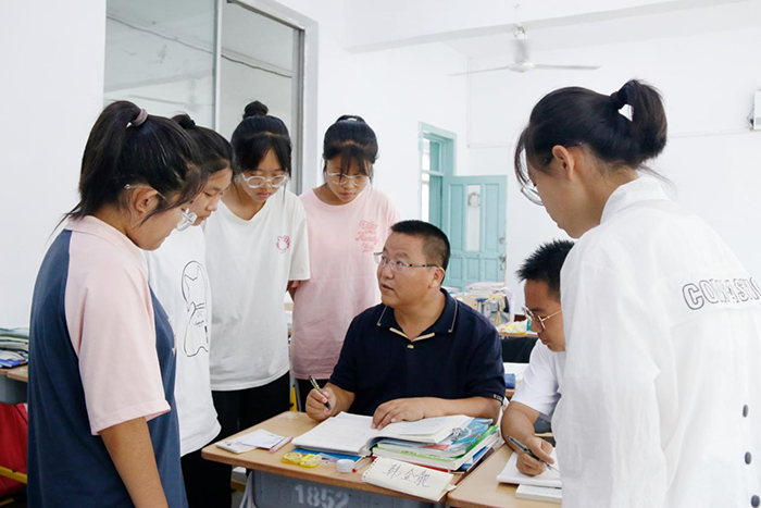 躬耕教坛强国有我双向奔赴共筑未来记辽阳县第一高级中学教师孙荣新