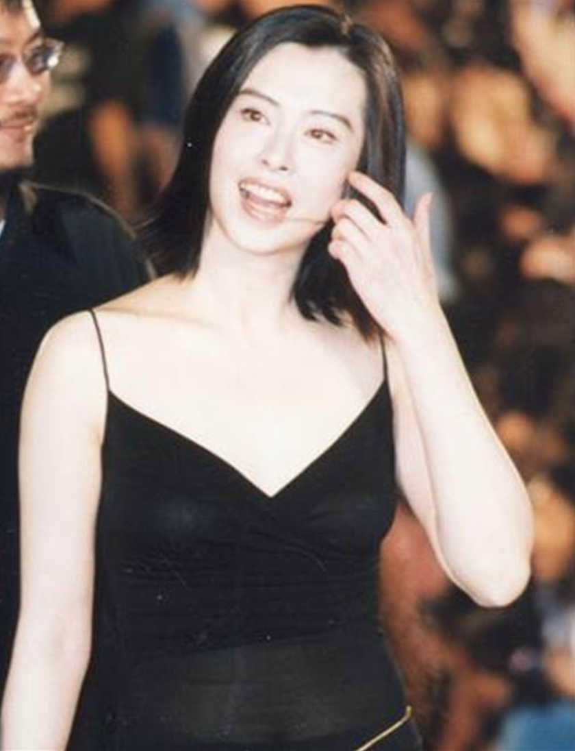 57岁王祖贤近照曝光,穿着宽松身材疑走样?