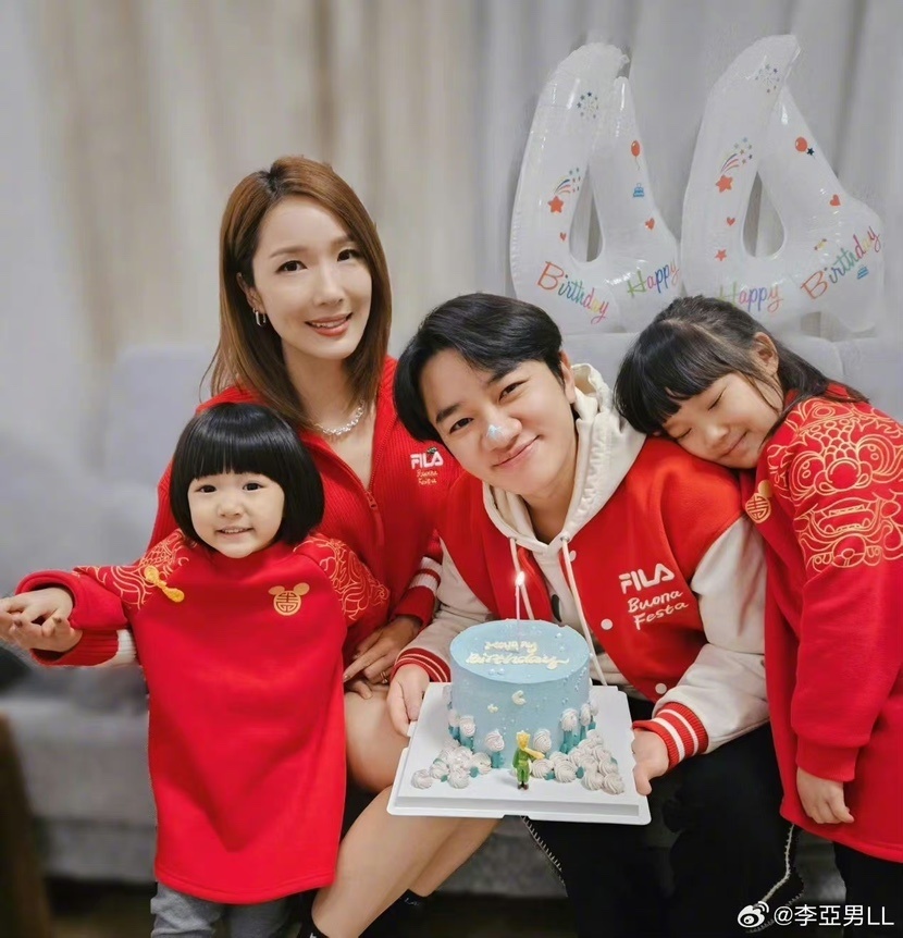 李亚男晒全家福为王祖蓝庆生,夫妇俩互动恩爱甜蜜,俩女儿好可爱