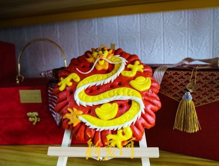 栩栩如生的"龙凤呈祥",寓意吉祥的醒狮龙,惟妙惟肖的寿桃……店内摆放